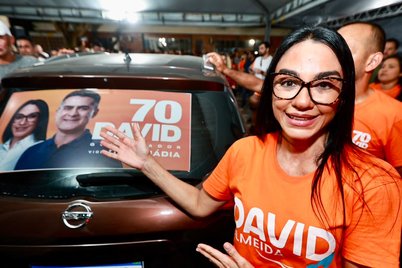 Dra. Shádia e David Almeida Convocam Apoiadores em Adesivaço em Manaus