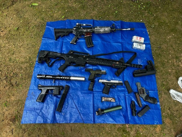 Fuzil e armas são apreendidos em operação no Peru