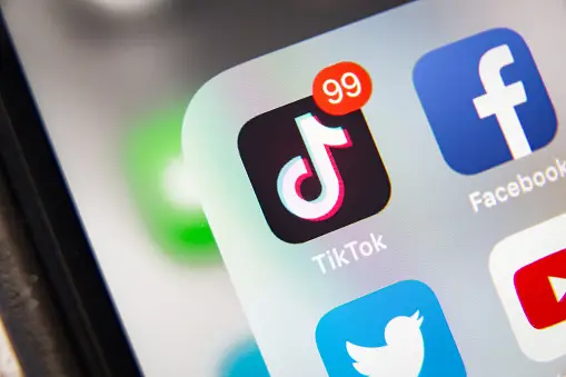 Multa ao TikTok aumenta pressão sobre plataformas