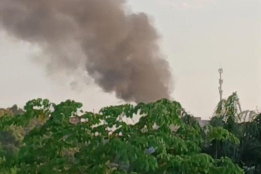 Bombeiros combatem incêndio no Distrito Industrial