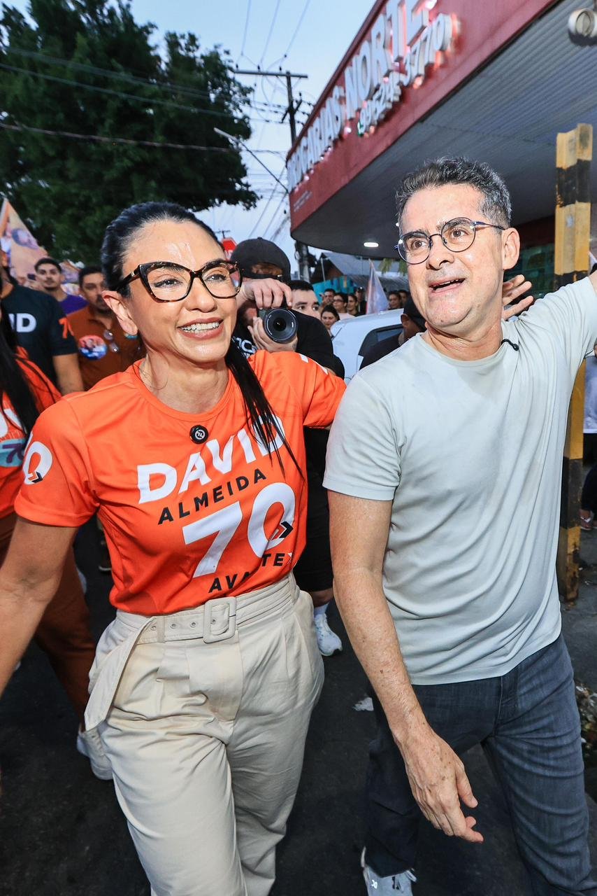 David Almeida destaca propostas e obras durante caminhada no Santa Etelvina