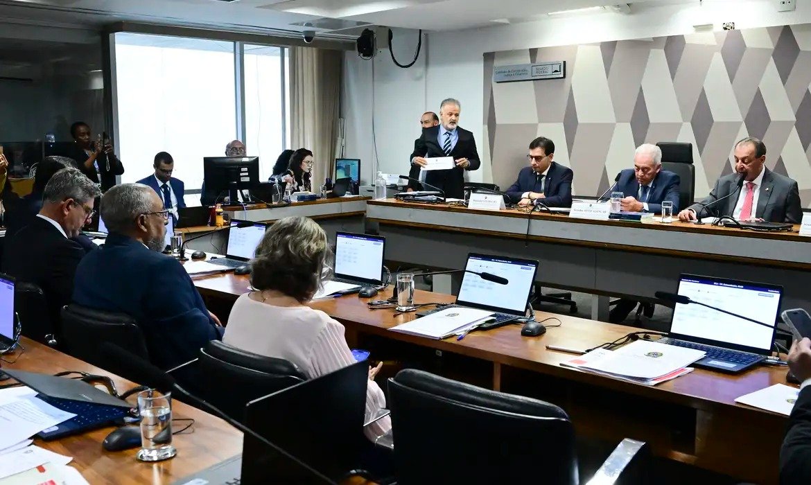 Fim da escala 6x1 ganha força na agenda do Senado