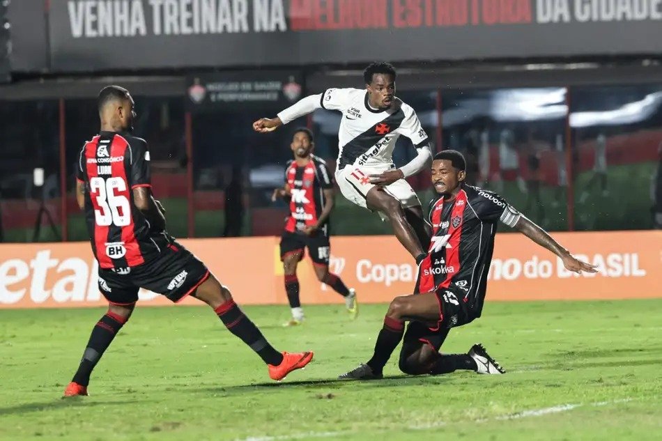 Vasco bate Vitória e garante vaga