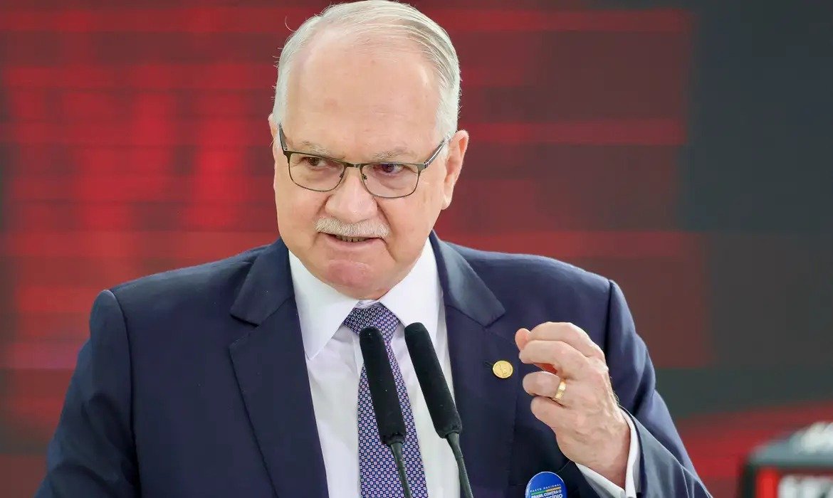 Edson Fachin dá prazo para defesas se manifestarem sobre acusações de Moraes