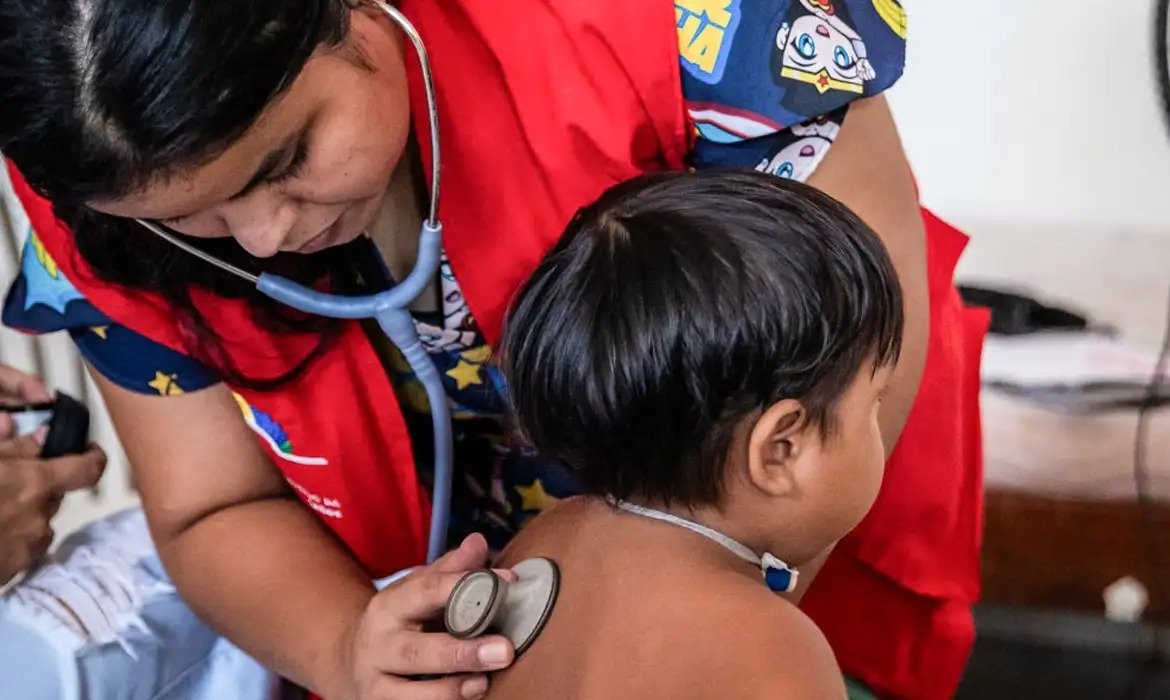 Consultas de clínica médica fazem parte da expedição aos Yanomami