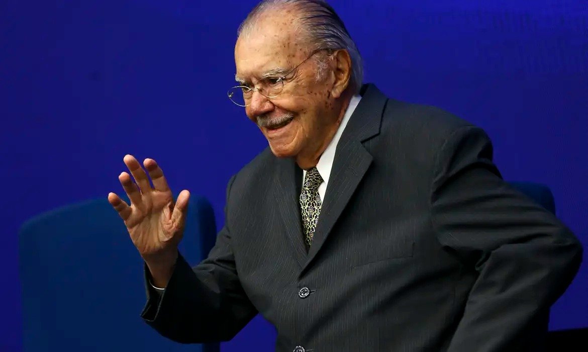 José Sarney tem quadro estável durante internação em SP