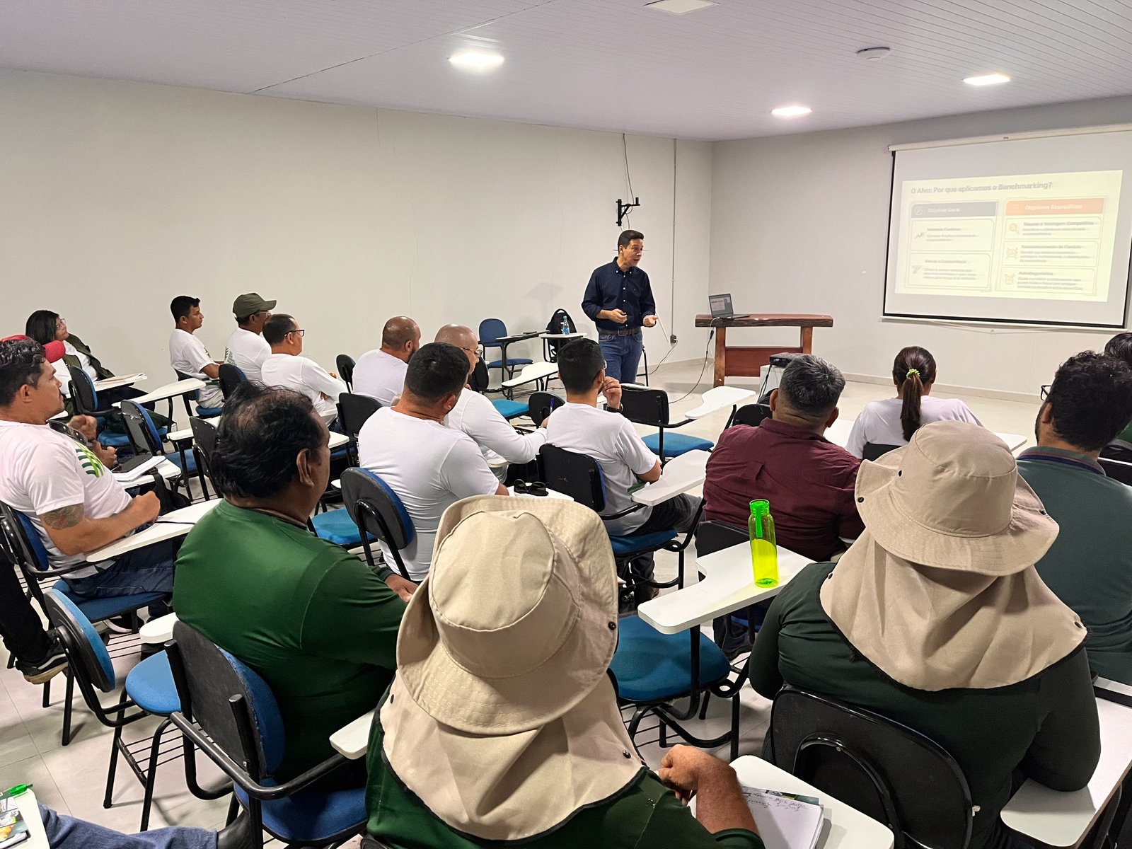 Produtores rurais aprendem fertirrigação e nutrição de plantas em Iranduba